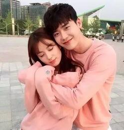 校服情侣吃瓜,校园爱情故事引热议