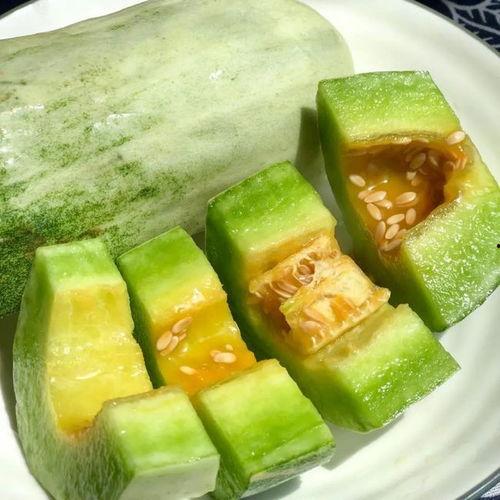 库尔勒屋顶吃瓜,夏日风情尽享瓜趣