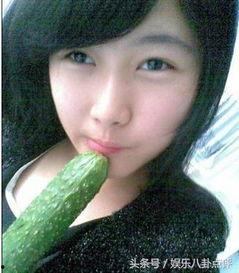 美女在景区吃瓜,夏日风情一幕