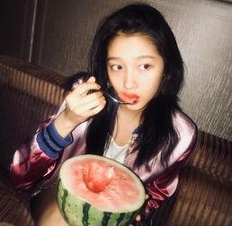 理头发吃瓜,夏日休闲新风尚