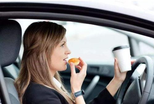 女子开车吃瓜,安全意识需加强